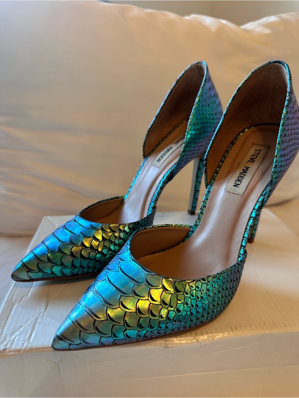 Steve Madden Iridescent Teal Blue-Green Scaled Pointed Pumps